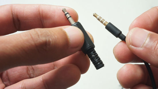 saplēstu austiņu vadu