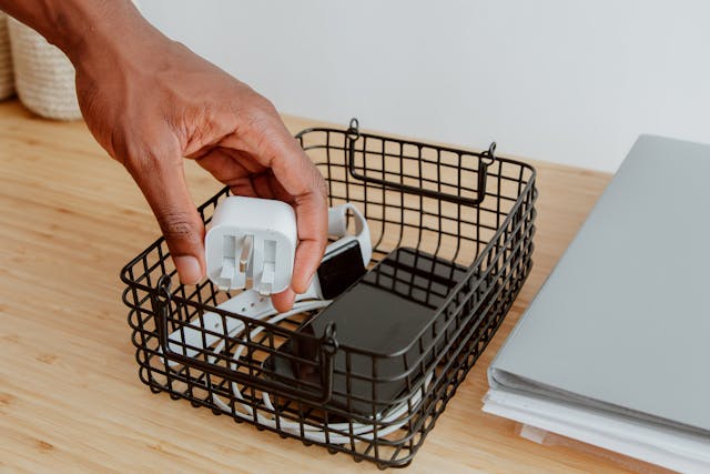 kā sakārtot vadus un lādētājus mājās